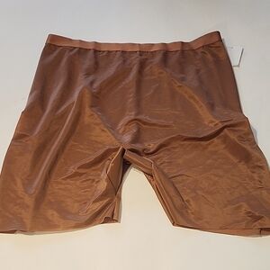 SKIMS SATIN SHORTS WITH BONING ON THE SIDES. SIZE 4X